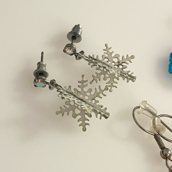 Lot 3 Vintage Christmas Earrings Snowflakes Gold Tone Silver Tone Blue Beaded - Picture 7 of 16